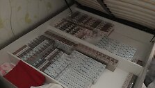 Kretingi&scaron;kė kontrabandines cigaretes slėpė ir lovoje.