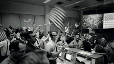 Istorinis &bdquo;Apollo 11&ldquo; nusileidimas &scaron;venčiamas patrioti&scaron;kai mosuojant mėlynos, baltos ir raudonos spalvų vėliavėlėmis &ndash; ir rūkant kubieti&scaron;kus cigarus