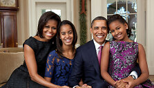 Barackas Obama su žmona Michelle Obama ir dukromis Malia, ir Sasha (de&scaron;inėje)