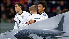Vokietijos futbolo rinktinė ir &bdquo;KlasJet&ldquo; lėktuvas &bdquo;Boeing 737 LY-FLT&ldquo;.