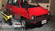 Honda City su Honda Motocompo. (Hideya, Wikimedia(CC BY-SA 4.0)
