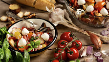 Toskanieti&scaron;kos salotos &bdquo;panzanella&ldquo;