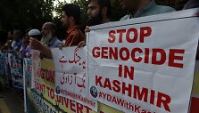 Prie&scaron; Indijos veiksmus protestuojantys pakistaniečiai