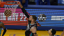 Jonas Valančiūnas rungtynėse su &bdquo;Warriors&ldquo;.