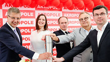 Rygos meras Nils U&scaron;akovs, &bdquo;Akropolis Group&ldquo; valdybos pirmininkė Saulė Zabulionytė, &bdquo;Benoy Europa&ldquo; architektūrinės studijos vadovas Robert Bishop, Lietuvos Respublikos Ambasadorius Latvijoje Artūras Žurauskas ir SIA &bdquo;Merks&ldquo; valdybos pirmininkas Oskars Ozolin&scaron; Rygos &bdquo;Akropolio&ldquo; pristatymo ceremonijoje