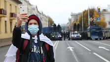 Baltarusių protestuotojas su apsaugine kauke