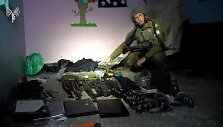IDF atstovas spaudai Danielis Hagari su ginklais, kuriuos Izraelio pajėgos rado "Hamas" vadavietėje po Gazos miesto Rantisi ligonine