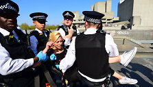 Londone tęsiasi aktyvistų grupės &bdquo;Extinction Rebellion&ldquo; protestai