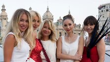 Monako auksinio jaunimo atstovės su Ella Tatarinova (de&scaron;inėje)