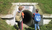 Kanalizacijos vamzdis po geležinkeliu prie sostinės Zuikių g. 