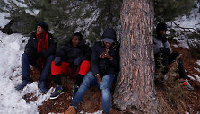 Rizikuodami gyvybe migrantai mėgina įveikti Alpes tam, kad pasiektų Prancūziją