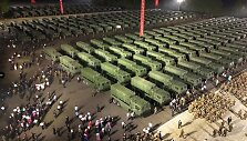 Kim Jong Unas perdavė pasieniečiams 250 balistinių raketų paleidimo įrenginių
