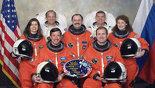 Erdvėlaiviu &bdquo;Atlantis&ldquo; į TKS skridusi STS-101 įgula. Jurijus Usačiovas - centre