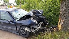 Į medį atsitrenkęs &bdquo;Renault&ldquo; automobilis