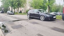 &Scaron;alia savo daugiabučių namų automobilius laikančios net kelios &scaron;eimos ryte juos rado apgadintus: nulaužyti valytuvai, supjaustyti ir i&scaron;plė&scaron;yti laidai, negana to, sugadintos ir kuro sistemos, degalai i&scaron;leisti tiesiog į gatvę.