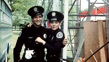 Kim Cattrall ir Steve'as Guttenbergas filme &bdquo;Policijos akademija&ldquo; (1984 m.)