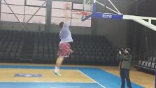 broliai-ballai-isbande-prienu-arenos-parketa