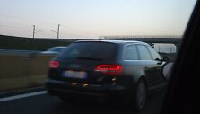 Asociatyvinė iliustracija: lekiantis &bdquo;Audi&ldquo; automobilis