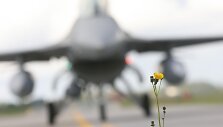 NATO bazėje nusileido &scaron;e&scaron;i Portugalijos naikintuvai F-16