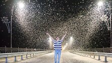 Jau ne pirmus metus jonaviečiai tampa kartą per metus vykstančio gamtos rei&scaron;kinio liudininkais &ndash; vir&scaron; tilto skraido ir čia pat krenta tūkstančiai la&scaron;alų.