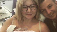 Robyn Bryant ir Jamesas Dury su mažyle Hallie 