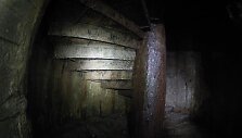 I&scaron; katakombų į bunkerį, kurio įėjimas užmūrytas vedantys milžini&scaron;ki, itin auk&scaron;ti spiraliniai laiptai.