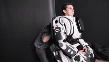 Aktorius ruo&scaron;iamas pasirodymui su roboto kostiumu