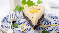 Žaliavalgi&scaron;kas aguonų ir kokosų &bdquo;var&scaron;kės&ldquo; tortas