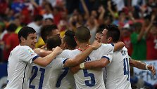 Čilės futbolininkai džiaugiasi Charleso Aranquizo įvarčiu
