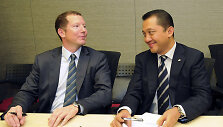 Nathanielis Rothschildas kairėje
