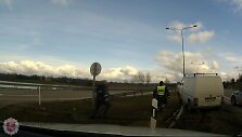 Gaudynių akimirka: po avarijos bėglio mikroautobusas užlėkė ant atitvaro