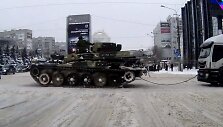 Tankas tempia vilkiką Rusijoje