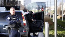 Prancūzijos policija Kolombo mieste, kuriame ginkluotas užpuolikas laiko įkaitus.