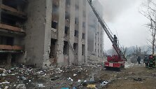 Ugniagesiai gelbėtojai &scaron;alina Rusijos ap&scaron;audymų padarinius