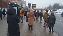 Vilniečiai stotelėje laukia vie&scaron;ojo transporto.