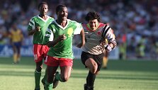 Rogeris Milla aplenkia Kolumbijos vartininką Jose Higuitą