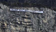 Aktyvistai &Scaron;veicarijoje ant uolos pakabino užra&scaron;ą &bdquo;Trumpas nelaukiamas&ldquo;