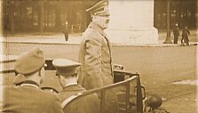 Adolfas Hitleris Paryžiuje / kadras i&scaron; filmo &bdquo;Frankofonija&ldquo;