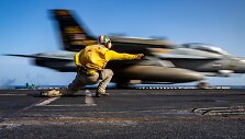 Naikintuvai F/A-18 &bdquo;Super Hornet&ldquo; ir EA-18G &bdquo;Growler&ldquo; startuoja nuo lėktuvne&scaron;io &bdquo;USS Abraham Lincoln&ldquo; denio