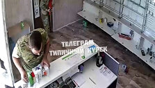 Rusijos pajėgų kariai plė&scaron;ia parduotuvę