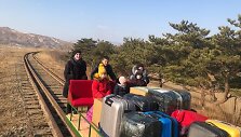 rusijos-diplomatai-siaures-koreja-paliko-traukinio-begiais-stumiamu-vezimeliu-60389cf14a0a1