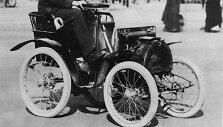 Louis Renault bando &bdquo;Renault Voiturette Type A&ldquo;