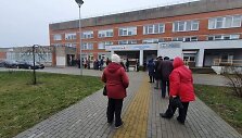 Pirmadienį prie Klaipėdos miesto poliklinikos nusidriekė eilė senjorų, laukiančių vakcinų nuo COVID-19.