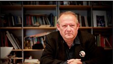 Įžymiam Lenkijos visuomenės veikėjui, žurnalistui, eseistui ir politikos publicistui, dienra&scaron;čio &bdquo;Gazeta Wyborcza&ldquo; vyriausiajam redaktoriui p. Adamui Michnikui nutarta suteikti Klaipėdos universiteto Garbės daktaro vardą už nuopelnus demokratijos plėtrai, pozityvaus dialogo tarp lietuvių ir lenkų ta