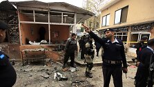 Mažiausiai 11 žmonių žuvo per ginkluotų užpuolikų ir mirtininkų sprogdintojų ataką teismo komplekse Pakistano sostinėje Islamabade