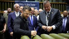 Volodymyras Zelenskis lankosi &scaron;audmenų gamykloje JAV