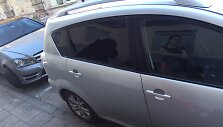 Automobilis i&scaron;daužtu stiklu Totorių gatvėje, Vilniuje