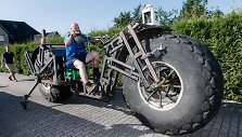 Milžini&scaron;ką dviratį sukonstravęs vokietis tikisi pasaulio rekordo.