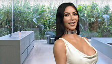 Kim Kardashian; kadras i&scaron; vonios kambario