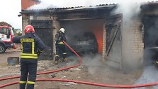 &Scaron;ilutės mieste trečiadienio popietę i&scaron;degė garažų masyve įrengtos automobilių remonto dirbtuvės.